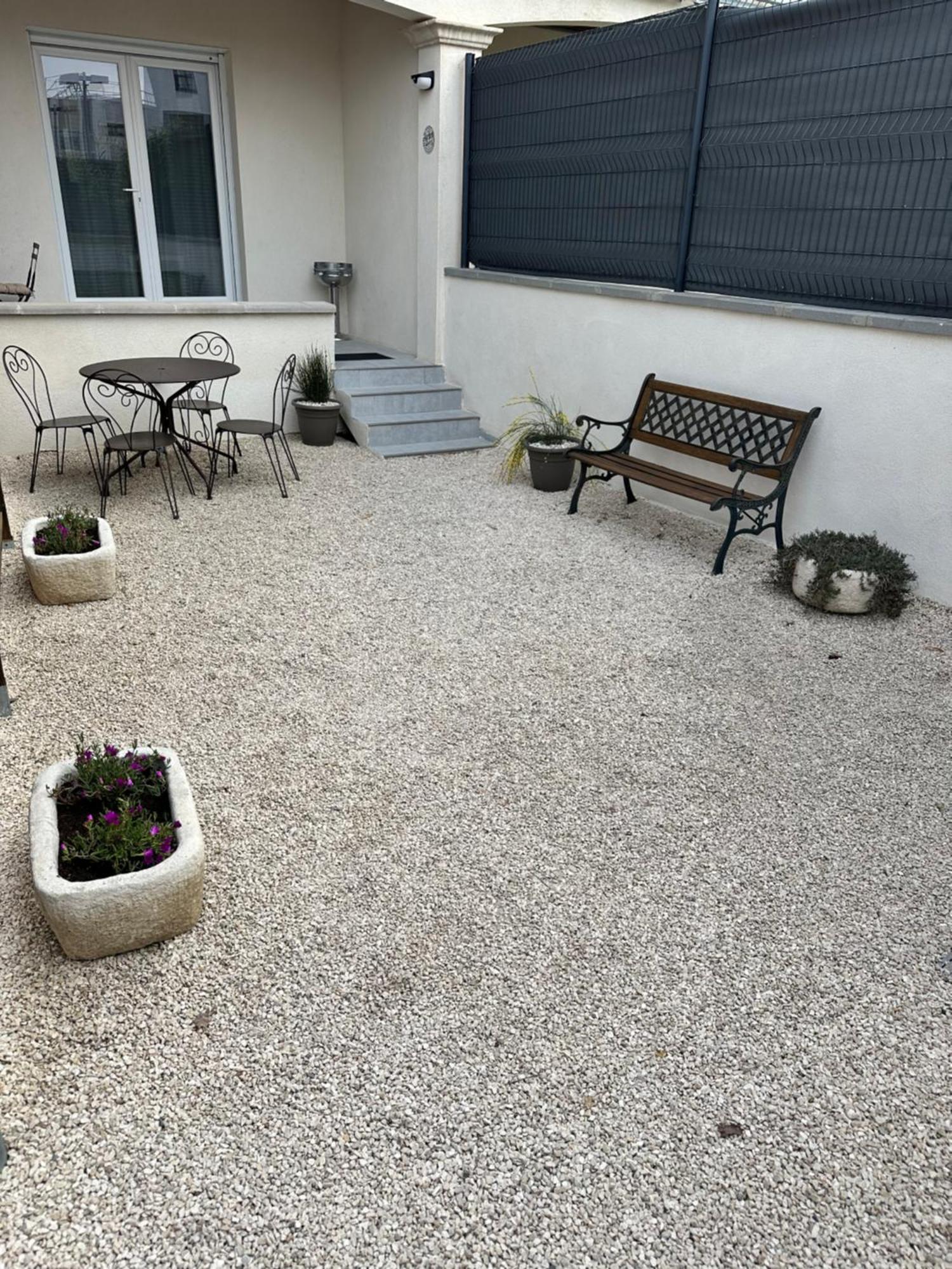 Appartement T2 Avec Terrasse Et Cour Cavaillon Εξωτερικό φωτογραφία