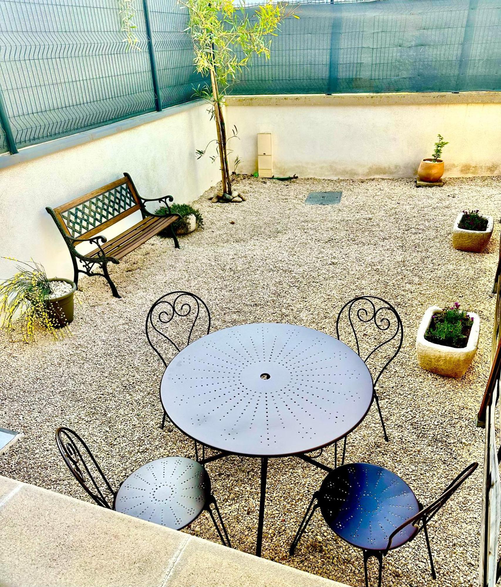 Appartement T2 Avec Terrasse Et Cour Cavaillon Εξωτερικό φωτογραφία